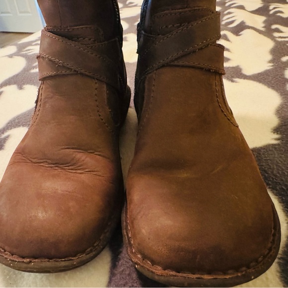 Uggs Boots size 7 - Picture 3 of 14